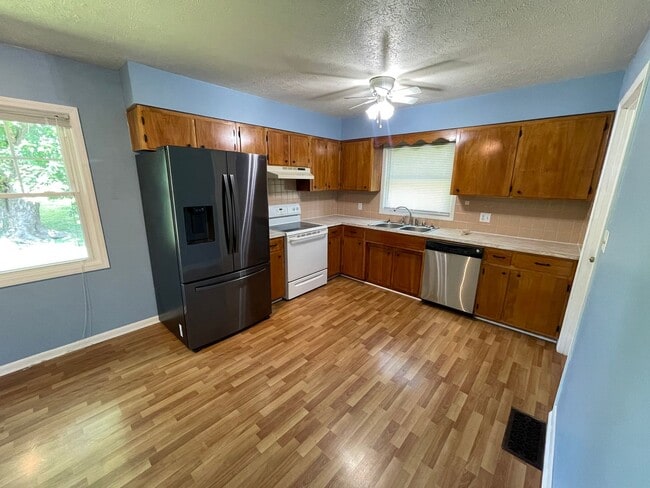 Building Photo - Town and Country Home For Rent
