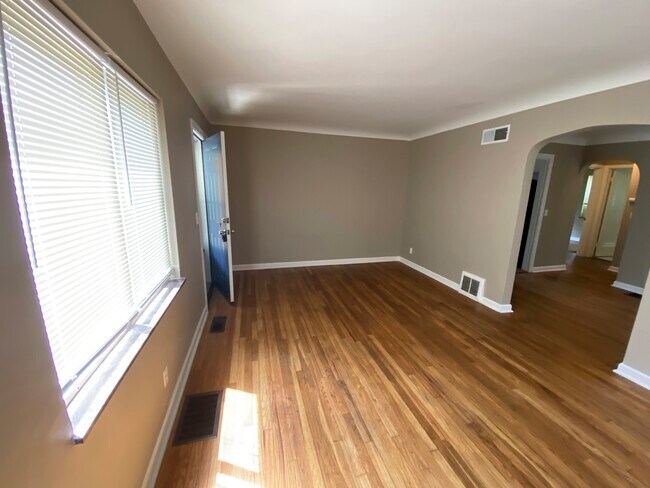 Building Photo - 2032 Sundale Ave
