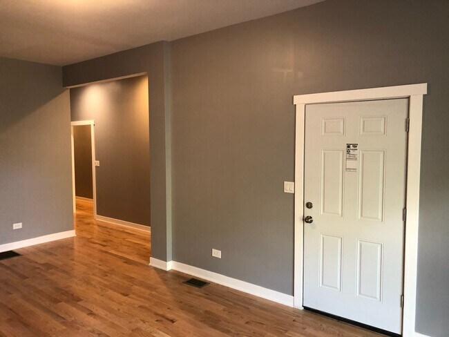 Front Door/Living Room - 5521 S Dorchester Ave