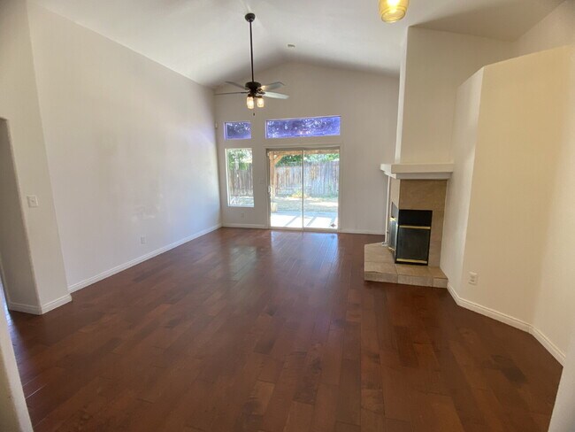 Foto del edificio - Where Location Meets Comfort — Don’t Miss This 3-Bedroom Gem