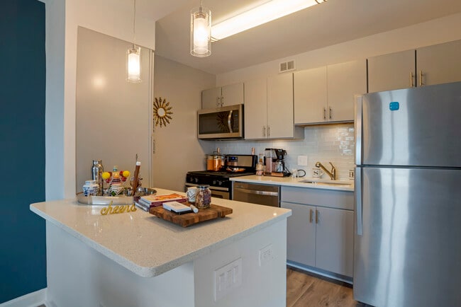 Building Photo - Shirlington House