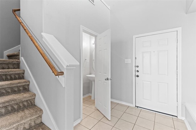 Building Photo - 17135 Oakwood Chase Dr