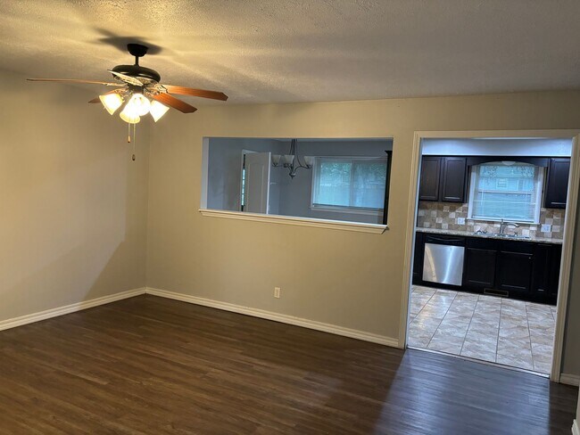 Building Photo - 3-Bedroom Home with Fully Fenced Backyard