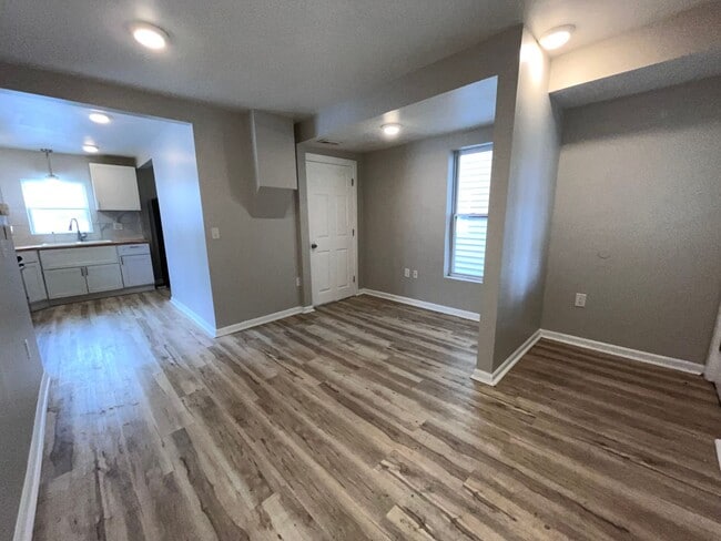 Building Photo - 2 bedroom, 1.5 bath house