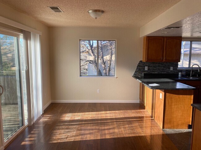 Foto del edificio - 3 BEDROOM 2 BATHROOM HOME IN THE PEPPERTREE SUBDIVISION