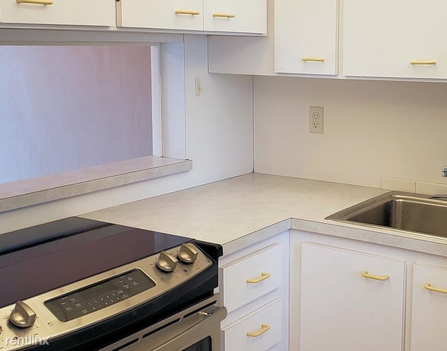Building Photo - 1 br, 1.5 bath  - 2949 Point East Dr