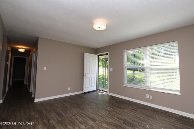 Foto del edificio - 6810 Village Green Blvd