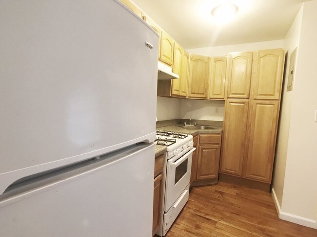 Building Photo - 65 E 175th St