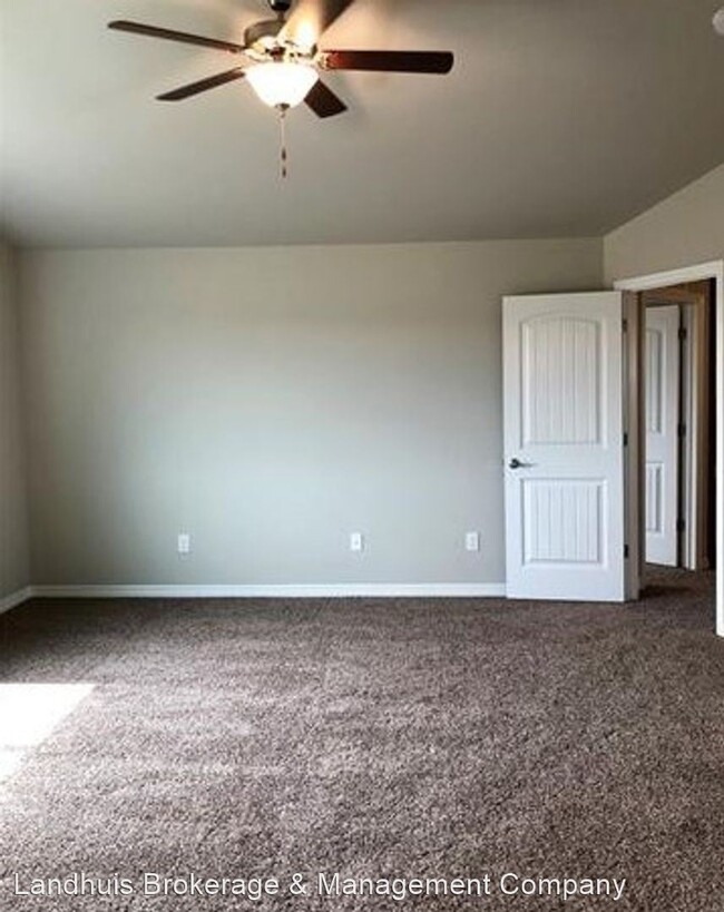 Building Photo - 5 br, 3.5 bath House - 6442 Chaplin