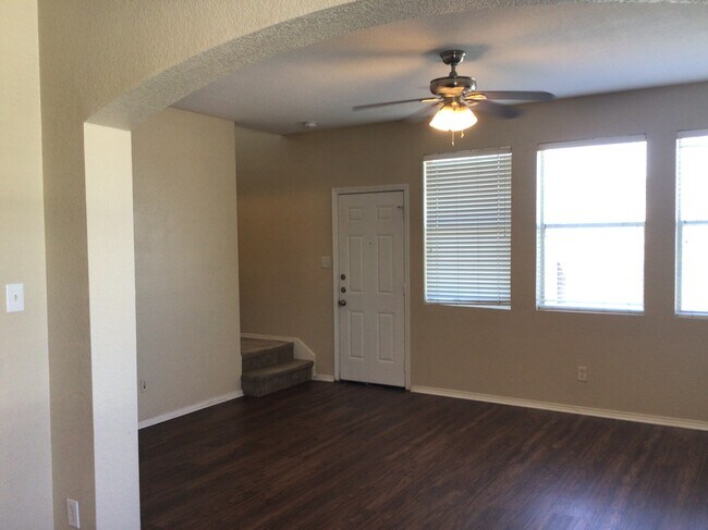 Foto del edificio - 2623 Basswood Dr