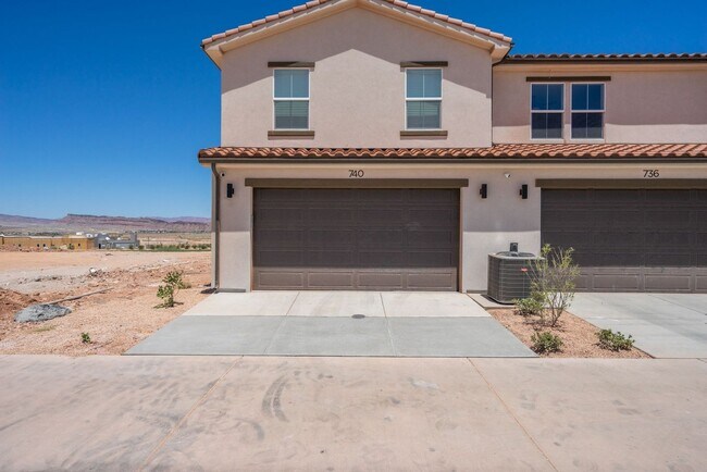 Foto del edificio - Well Maintained, 3 Bedroom and 2.5 Bathroom Townhome in Desert Color! Internet Included!