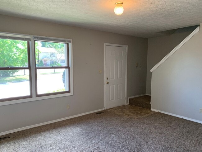 Building Photo - 3 bedroom, Spacious Townhouse: The Willows!