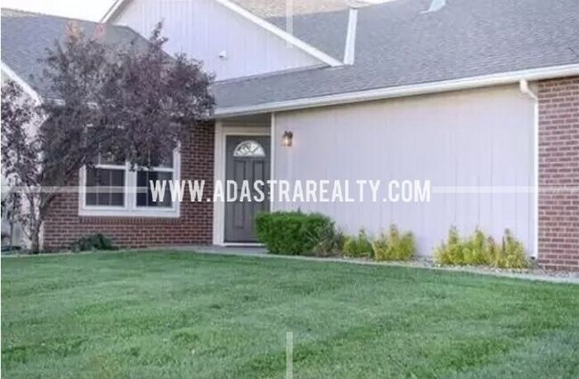 Building Photo - Spacious Maintinence Free Townhome in Gard...
