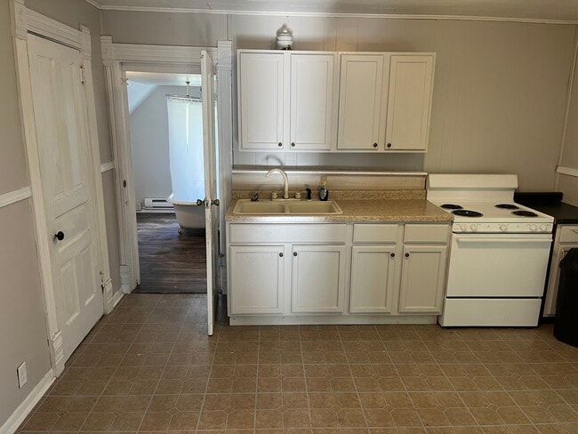 Kitchen - 206 S Monroe St