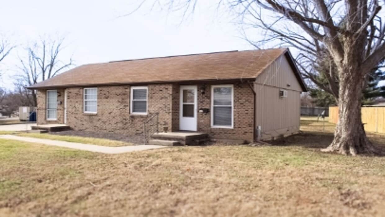 Primary Photo - 520 N Oak St