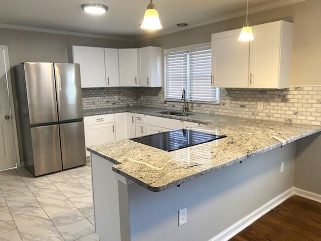 Building Photo - Uptown! Minutes Away, 4 Bedroom!