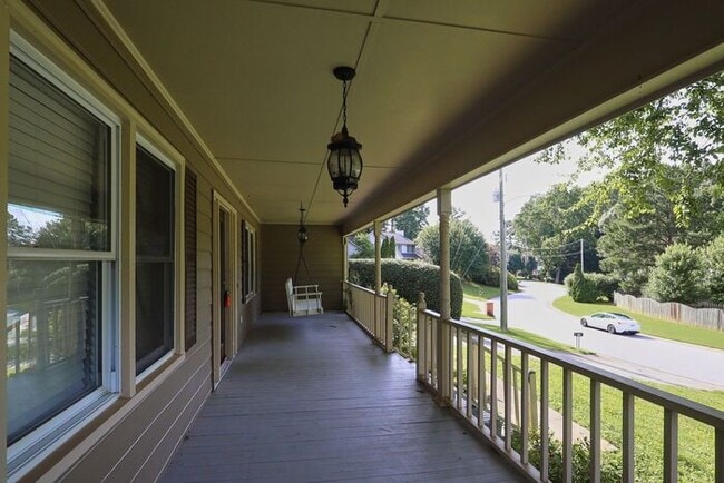 Building Photo - 110 Hayfield Way