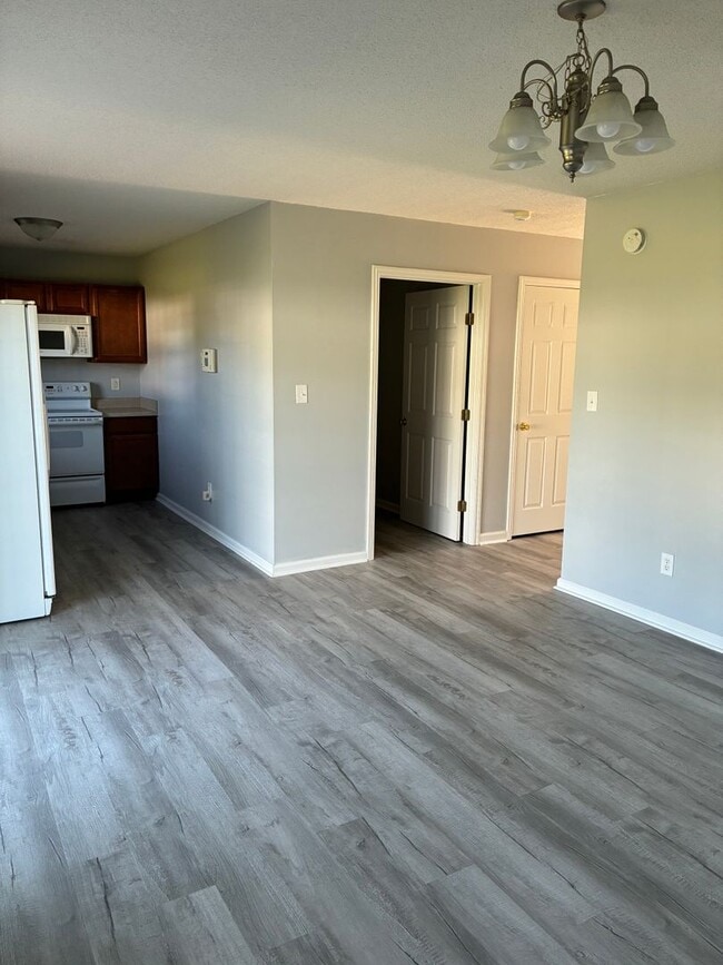 Building Photo - Delightful 2 bedroom 2.5 bath located in Hubert. Just a short drive to Camp Lejeune, area beaches...