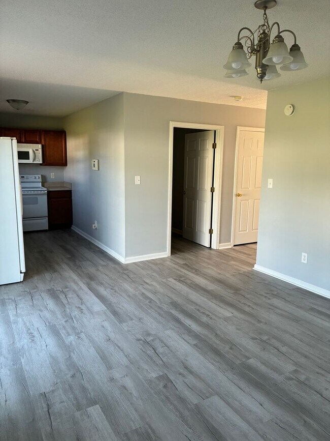 Foto del edificio - Delightful 2 bedroom 2.5 bath located in Hubert. Just a short drive to Camp Lejeune, area beaches...