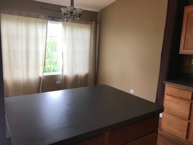 Foto del edificio - 22410 Lakeshore Dr
