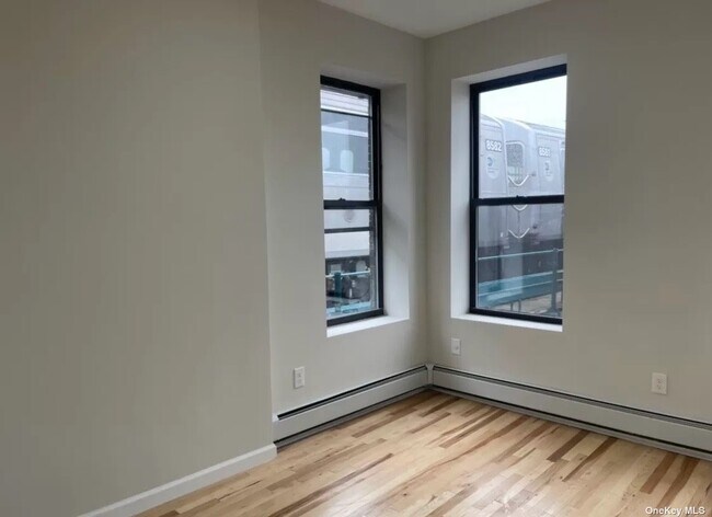 Foto del edificio - 66-94-94 Fresh Pond Rd