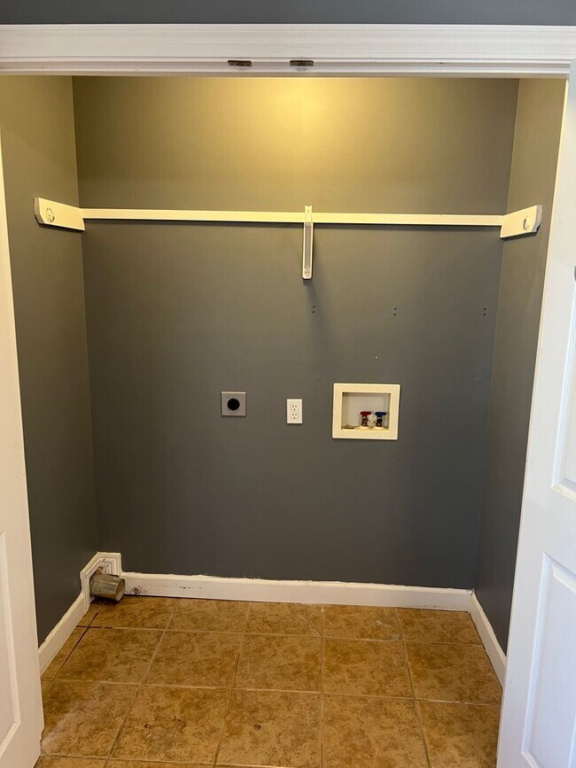 Foto del edificio - 4 bedroom, 2 bathroom, car garage townhouse