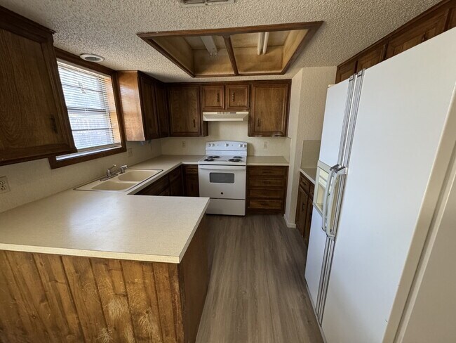 Foto del edificio - Beautiful 2-Bedroom Duplex with Fireplace!