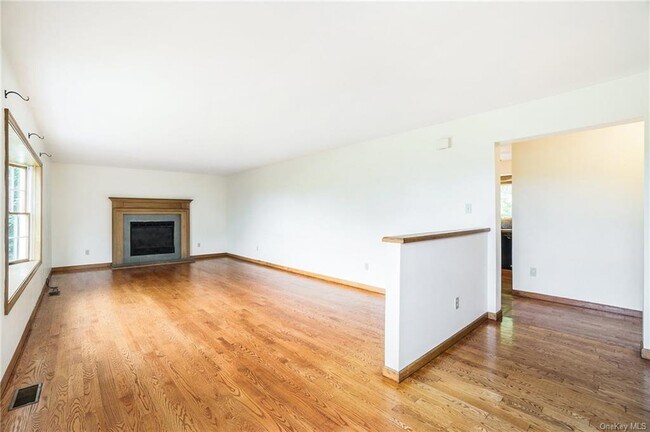 Building Photo - 173 Quaker Hill Rd