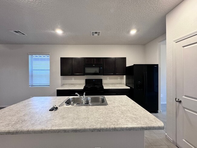 Building Photo - Move in Special! 1/2 off security deposit! 3 bed 2 bath energy efficient