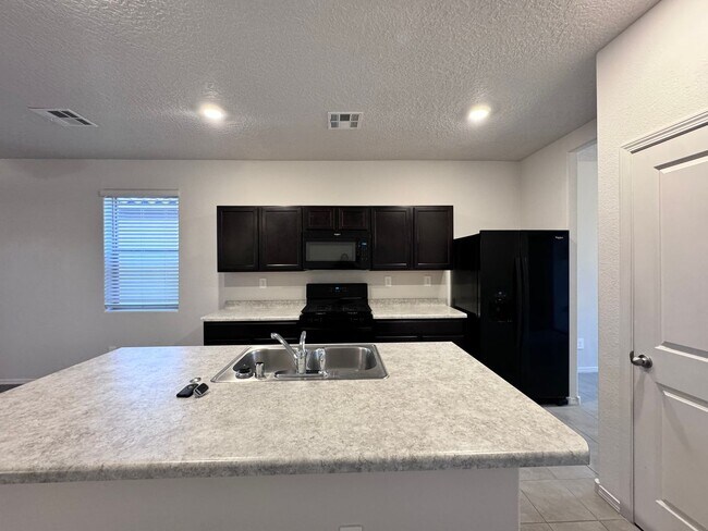 Foto del edificio - Move in Special! 1/2 off security deposit! 3 bed 2 bath energy efficient