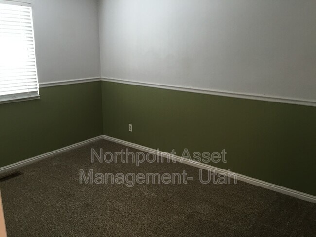 Building Photo - 1126 N 1050 W St