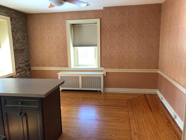 Dining Area - 165 E Main St