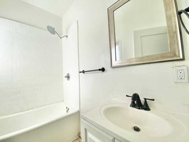 Building Photo - 563 N Heliotrope Dr Los Angeles, CA 90004