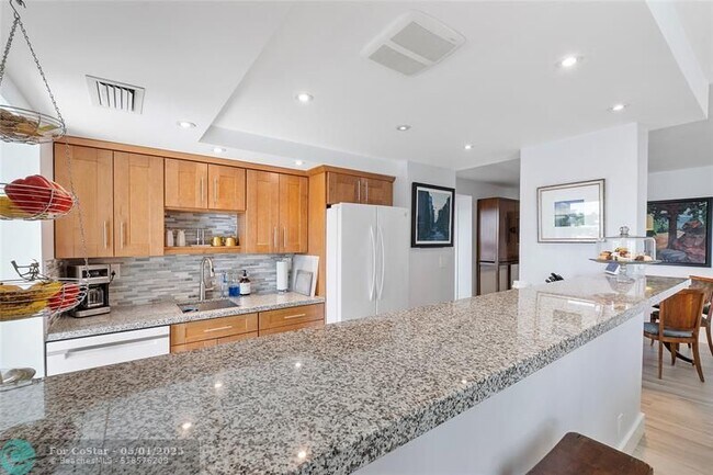 Building Photo - 2715 N Ocean Blvd