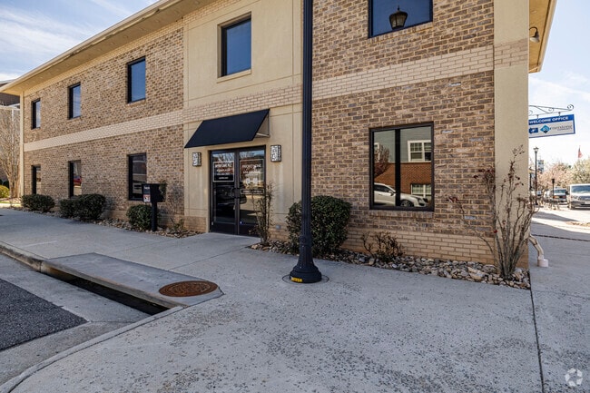 Building Photo - Cornerstone Columns