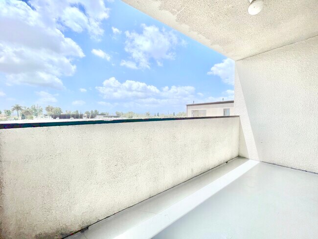 Foto del edificio - 8655 Willis Ave