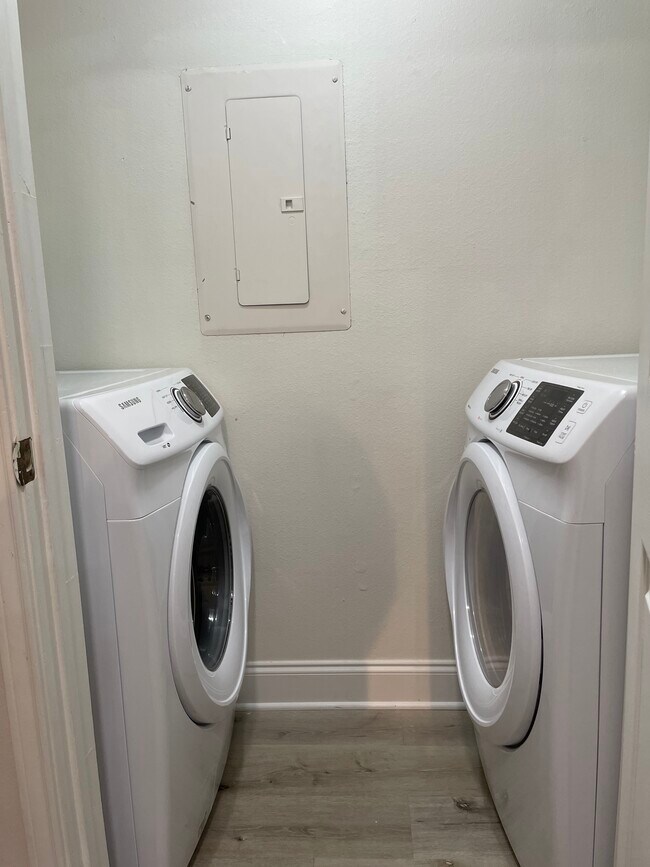 Washer/Dryer in unit - 1504 Lincoln Way