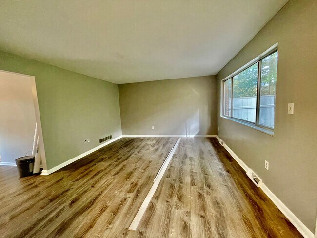 Foto del edificio - 1391-1393 Hazlett Rd - (05118)