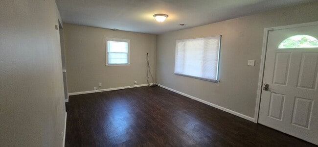 Building Photo - 3 bedroom, 1 bathroom!