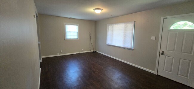 Foto del edificio - 3 bedroom, 1 bathroom!