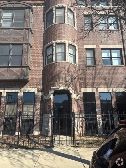 Building Photo - 521 N Racine Ave