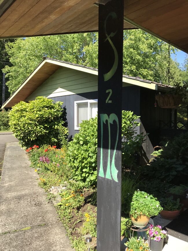 Porch with illuminated unit number - 172 Fairway Dr