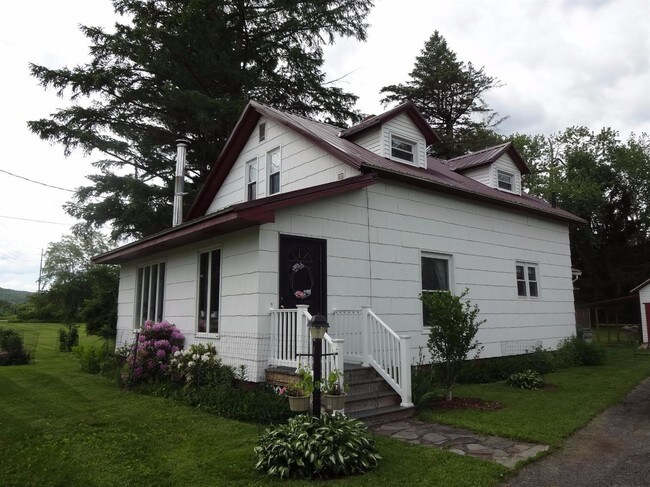 Building Photo - 272 River St