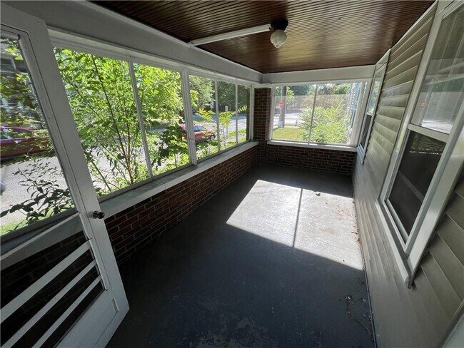 Building Photo - 651 E 56th St