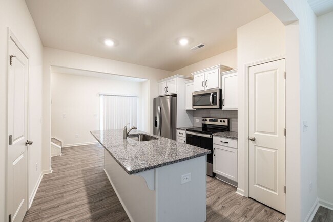 Foto del edificio - BEAUTIFUL End Unit 2 Bedroom Townhome in Pineville - MOVE IN READY MARCH 2026