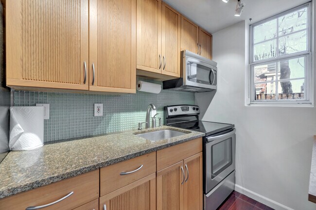 Building Photo - 1725 Queens Ln