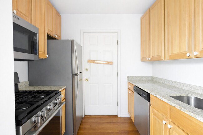 Building Photo - 685 W Wrightwood Ave