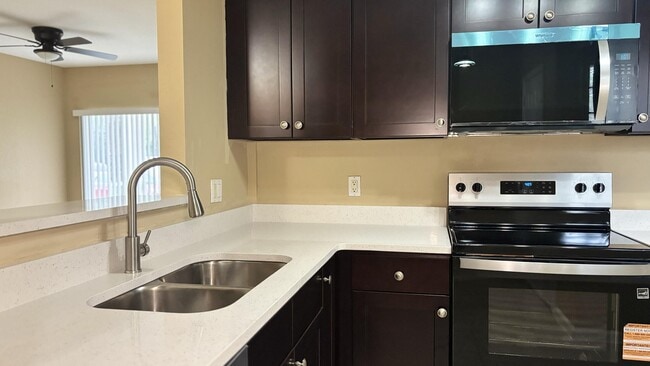 Foto del edificio - 1103 Golden Lakes Blvd