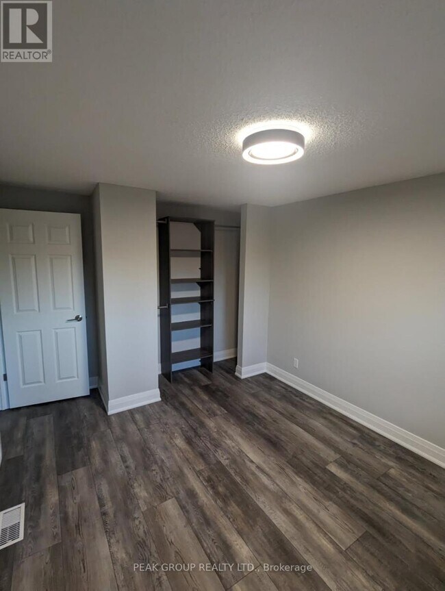 Photo du bâtiment - 5072 University Ave