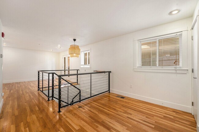 Building Photo - 2bed/1.5 bath Stylish Condo in LoHi